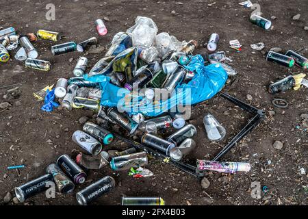 Painettes, restes de déchets des artistes du graffiti, sous le pont autoroutier de l'A43 au-dessus du canal Rhein-Herne, Recklinghausen, NRW, Allemagne Banque D'Images