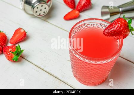 Cocktail rouge fraise.Fresh été Mojito , daiquiri avec fruits crus et shaker sur fond blanc. Banque D'Images