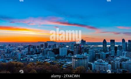 Magnifique vue sur le lever du soleil depuis le belvédère Kondiaronk, Mont-Royal, Montréal, Canada Banque D'Images