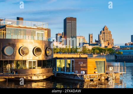 Vue sur le Bota bota spa-sur-l'eau, un spa flottant, situé sur un navire ancré dans le Vieux-Port de Montréal, Canada Banque D'Images