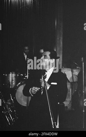 Le chanteur allemand Gerard Wendlang accepte le record d'or dans Casino, pour son Tanze mit mir dans den Morgen., 27 septembre 1962, records, masses, Musique, récompenses, pays-Bas, Agence de presse du XXe siècle photo, nouvelles à retenir, documentaire, photographie historique 1945-1990, histoires visuelles, L'histoire humaine du XXe siècle, immortaliser des moments dans le temps Banque D'Images