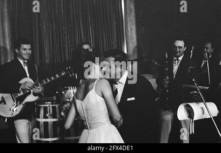 Le chanteur allemand Gerard Wendlang accepte le record d'or au Casino, pour son Tanze mit mir dans den Morgen. Rina Lodders présente le record d'or, 27 septembre 1962, records, masses, Musique, récompenses, pays-Bas, Agence de presse du XXe siècle photo, nouvelles à retenir, documentaire, photographie historique 1945-1990, histoires visuelles, L'histoire humaine du XXe siècle, immortaliser des moments dans le temps Banque D'Images