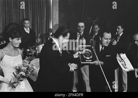 Le chanteur allemand Gerard Wendlang prend le record d'or à Casino, pour son Tanze mit mir dans den Morgen., 27 septembre 1962, records, masses, Musique, récompenses, pays-Bas, Agence de presse du XXe siècle photo, nouvelles à retenir, documentaire, photographie historique 1945-1990, histoires visuelles, L'histoire humaine du XXe siècle, immortaliser des moments dans le temps Banque D'Images