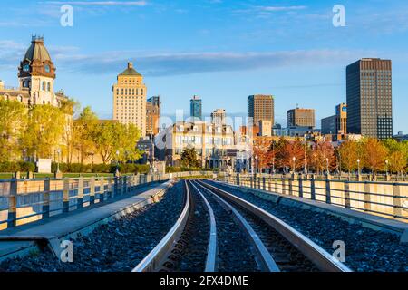 Montréal, Canada - mai 2021 : belle vue d'un chemin de fer à Montréal Banque D'Images