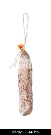 Saucisse de Longaniza espagnole entière accrochée sur une corde blanche isolée sur fond blanc. Salami traditionnel à sec de la viande de porc et de l'assaisonnement Banque D'Images