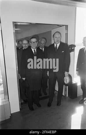 Arrivée du ministre israélien des Affaires étrangères Abba Eban à l'aéroport de Schiphol, le ministre de droite LUNs, le 26 mars 1968, arrivées, Visites, Affaires étrangères, ministres, aéroports, pays-Bas, agence de presse du xxe siècle photo, nouvelles à retenir, documentaire, photographie historique 1945-1990, histoires visuelles, L'histoire humaine du XXe siècle, immortaliser des moments dans le temps Banque D'Images