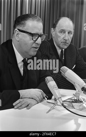 Arrivée du ministre israélien des Affaires étrangères Abba Eban à l'aéroport de Schiphol, le ministre de droite LUNs. Lors de la conférence de presse, le 26 mars 1968, arrivées, visites, Affaires étrangères, ministres, conférences de presse, aéroports, pays-Bas, agence de presse du xxe siècle photo, nouvelles à retenir, documentaire, photographie historique 1945-1990, histoires visuelles, L'histoire humaine du XXe siècle, immortaliser des moments dans le temps Banque D'Images