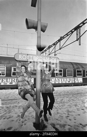 Arrivée d'artistes italiens à la gare centrale de Rotterdam. Gigliola Cinquetti (à gauche) et Catarina Caselli sur la plate-forme, 9 décembre 1967, arrivées, chemins de fer, Stations, trains, chanteurs, pays-Bas, agence de presse du XXe siècle photo, news to remember, documentaire, photographie historique 1945-1990, histoires visuelles, L'histoire humaine du XXe siècle, immortaliser des moments dans le temps Banque D'Images