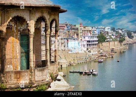 Varanasi, Inde - 01 novembre 2016 : vue panoramique de Banaras, vue panoramique sur la ville, Ghat, à côté du fleuve ganges, et un balcon à dôme de style indien pendant la journée Banque D'Images