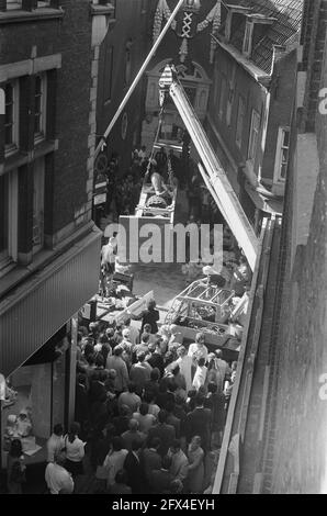 Le groupe de sculptures David, Goliath et le squire en camion transporté du Waaggebouw au Musée historique de Kalverstraat A'dam, 20 septembre 1969, sculptures, musées, camions, Pays-Bas, Agence de presse du XXe siècle photo, nouvelles à retenir, documentaire, photographie historique 1945-1990, histoires visuelles, L'histoire humaine du XXe siècle, immortaliser des moments dans le temps Banque D'Images