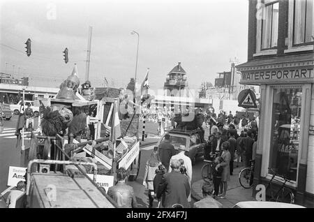 Le groupe de sculptures David, Goliath et le squire en camion transporté du Waaggebouw au Musée historique de Kalverstraat A'dam, 20 septembre 1969, sculptures, musées, camions, Pays-Bas, Agence de presse du XXe siècle photo, nouvelles à retenir, documentaire, photographie historique 1945-1990, histoires visuelles, L'histoire humaine du XXe siècle, immortaliser des moments dans le temps Banque D'Images