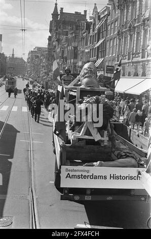 Le groupe de sculptures David, Goliath et le squire en camion transporté du Waaggebouw au Musée historique de Kalverstraat A'dam, 20 septembre 1969, sculptures, musées, camions, Pays-Bas, Agence de presse du XXe siècle photo, nouvelles à retenir, documentaire, photographie historique 1945-1990, histoires visuelles, L'histoire humaine du XXe siècle, immortaliser des moments dans le temps Banque D'Images