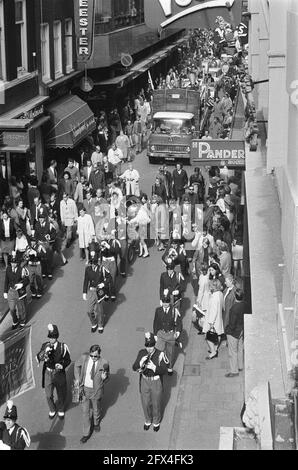 Le groupe de sculptures David, Goliath et le squire en camion transporté du Waaggebouw au Musée historique de Kalverstraat A'dam, 20 septembre 1969, sculptures, musées, camions, Pays-Bas, Agence de presse du XXe siècle photo, nouvelles à retenir, documentaire, photographie historique 1945-1990, histoires visuelles, L'histoire humaine du XXe siècle, immortaliser des moments dans le temps Banque D'Images