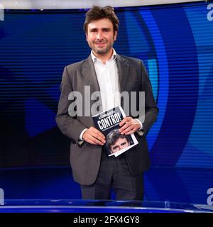 Rome, Italie. 25 mai 2021. Ancien député du mouvement 5 étoiles et écrivain Alessandro Di Battista apparaît comme un invité sur le talk show Porta a Porta pour présenter son nouveau livre 'Contro'. Rome (Italie), 25 mai 2021 photo Samantha Zucchi Insidefoto crédit: Insidefoto srl/Alay Live News Banque D'Images