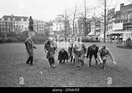 Enregistrement du long métrage Love in Amsterdam sur Rembrandtplein; [le casting/équipage, à l'extrême droite Piet Römer, à côté de lui Guido de Moor, au milieu de Catherine von Schell], 15 novembre 1967, acteurs, films, Acteurs, pays-Bas, agence de presse du XXe siècle photo, news to remember, documentaire, photographie historique 1945-1990, histoires visuelles, L'histoire humaine du XXe siècle, immortaliser des moments dans le temps Banque D'Images