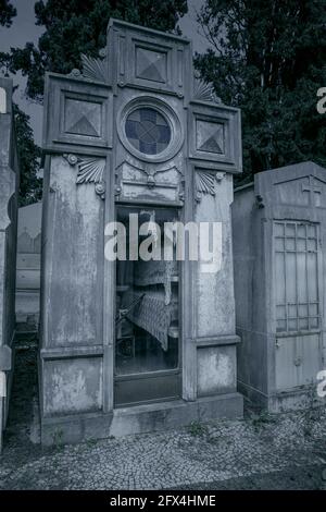 Mystérieux vieux cimetière européen voyant des cercueils dans une voûte familiale en ruines. Banque D'Images
