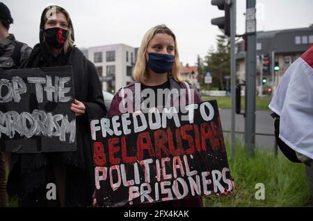 Varsovie, Varsovie, Pologne. 25 mai 2021. Une femme tient une pancarte devant l'ambassade du Bélarus le 25 mai 2021 à Varsovie, en Pologne. Près d'une centaine de personnes se sont rassemblées à côté de l'ambassade du Bélarus pour réclamer la liberté des prisonniers politiques détenus en Biélorussie après l'arrestation de Roman Protasevich, un éminent journaliste de l'opposition biélorusse. Crédit: Aleksander Kalka/ZUMA Wire/Alay Live News Banque D'Images
