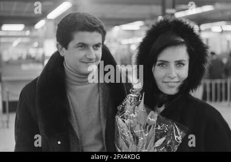 Arrivée Janine Magnan (actrice française) et épouse Claude Lelouch (directrice) à l'aéroport de Schiphol, 31 janvier 1966, EARLIERES, directeurs, Arrivées, acteurs, poignarches, pays-Bas, agence de presse du XXe siècle photo, news to remember, documentaire, photographie historique 1945-1990, histoires visuelles, L'histoire humaine du XXe siècle, immortaliser des moments dans le temps Banque D'Images