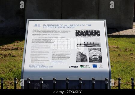 Panneau d'information à Liverpool au Memorial to Heroes of the Marine Engine Room Banque D'Images