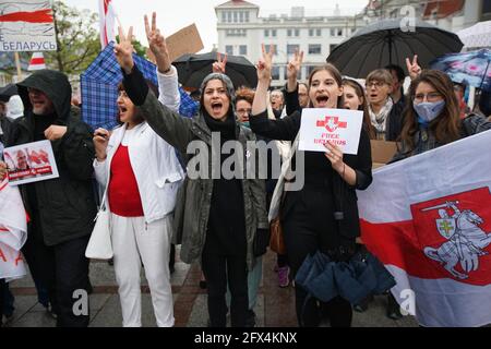 Sopot, Pologne. , . Les Biélorusses vivant en Pologne et leurs partisans polonais avec des drapeaux blancs-rouges-blancs historiques et des slogans anti-Loukachenko sont vus à Sopot, Pologne le 25 mai 2021, des personnes se sont rassemblées pour soutenir l'opposition biélorusse et ont arrêté à Minsk Roman Protasevich, ancien rédacteur en chef du télégramme Nexta (Nehta) et de la chaîne youtube couvrant les manifestations biélorusses. Credit: Vadim Pacajev/Alay Live News Banque D'Images