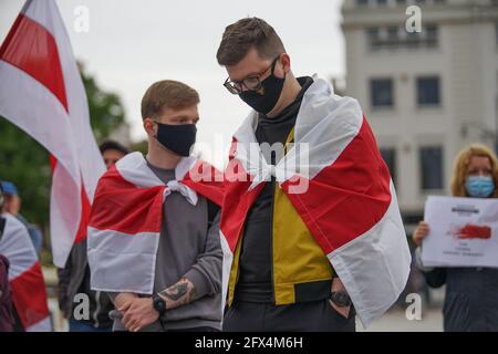 Sopot, Pologne. , . Les Biélorusses vivant en Pologne et leurs partisans polonais avec des drapeaux blancs-rouges-blancs historiques et des slogans anti-Loukachenko sont vus à Sopot, Pologne le 25 mai 2021, des personnes se sont rassemblées pour soutenir l'opposition biélorusse et ont arrêté à Minsk Roman Protasevich, ancien rédacteur en chef du télégramme Nexta (Nehta) et de la chaîne youtube couvrant les manifestations biélorusses. (Photo de Vadim Pacajev/Sipa USA) crédit: SIPA USA/Alay Live News Banque D'Images