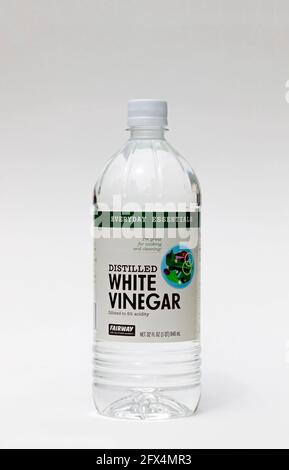 Vinaigre blanc distillé dans une bouteille. Banque D'Images