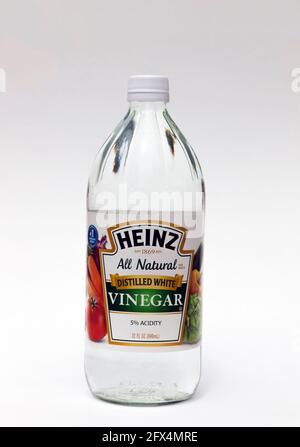 Vinaigre blanc distillé dans une bouteille. Banque D'Images