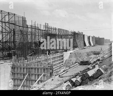 Construction de l'écluse près de Tiel. Tresse en fer à béton, 3 mai 1950, serrures, génie hydraulique, Pays-Bas, Agence de presse du XXe siècle photo, nouvelles à retenir, documentaire, photographie historique 1945-1990, histoires visuelles, L'histoire humaine du XXe siècle, immortaliser des moments dans le temps Banque D'Images