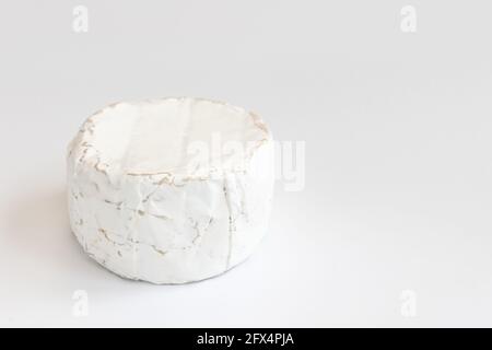 tête de savoureux camembert fromage isolé sur blanc, type brie de fromage, français Banque D'Images