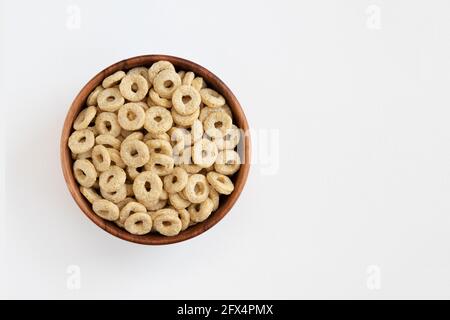 céréales cheerios dans un bol isolé sur fond blanc, assiette de délicieux anneaux, concept de petit déjeuner sain Banque D'Images