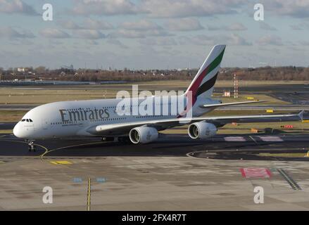 Düsseldorf, Allemagne - 05 janvier 2017 - Airbus A380-800 d'Emirates Airline à l'aéroport de Düsseldorf Banque D'Images