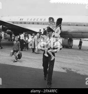 Evacuation du Congo belge à Bruxelles, aérodrome de Zavente, 20 juin 1960, ÉVACUATIONS, aérodromes, Pays-Bas, Agence de presse du XXe siècle photo, nouvelles à retenir, documentaire, photographie historique 1945-1990, histoires visuelles, L'histoire humaine du XXe siècle, immortaliser des moments dans le temps Banque D'Images