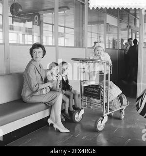 Evacuation du Congo belge à l'aéroport de Bruxelles Zavente, 20 juin 1960, ÉVACUATIONS, aéroports, Pays-Bas, Agence de presse du XXe siècle photo, nouvelles à retenir, documentaire, photographie historique 1945-1990, histoires visuelles, L'histoire humaine du XXe siècle, immortaliser des moments dans le temps Banque D'Images