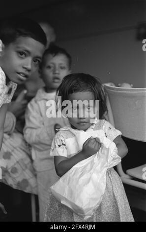 Evacues de Nouvelle-Guinée dans la caserne Willem de Zwijger à Wezep, 17 août 1962, évacuations, évacués, Colonialisme, lutte pour l'indépendance, territoires d'outre-mer, transfert de souveraineté, pays-Bas, agence de presse du xxe siècle photo, nouvelles à retenir, documentaire, photographie historique 1945-1990, histoires visuelles, L'histoire humaine du XXe siècle, immortaliser des moments dans le temps Banque D'Images