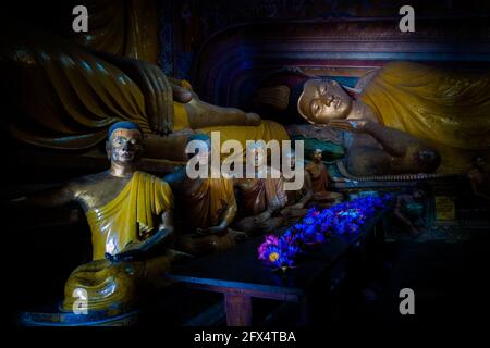 Dikwella, Wewurukannala Vihara Temple, Sri Lanka: Chambre intérieure avec de petits bouddhas assis Banque D'Images