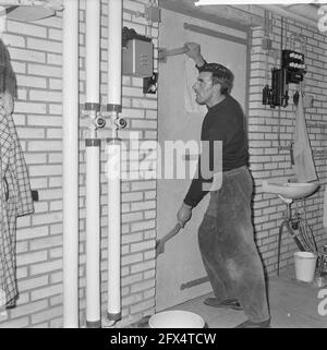 Les ex-producteurs d'oestar à Yerseke apportent les premiers champignons, fermeture de la cellule, 19 février 1964, CHAMPIGNONS, pays-Bas, agence de presse du xxe siècle photo, nouvelles à retenir, documentaire, photographie historique 1945-1990, histoires visuelles, L'histoire humaine du XXe siècle, immortaliser des moments dans le temps Banque D'Images