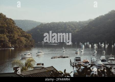 Une scène idyllique de bateaux assis sur l'eau calme à Berowra Waters, Nouvelle-Galles du Sud. Banque D'Images