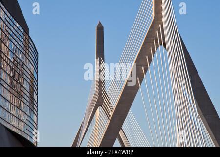 Leonard P. Zakim Bunker Hill Memorial Bridge et TD Garden Arena, Boston, Massachusetts, États-Unis Banque D'Images