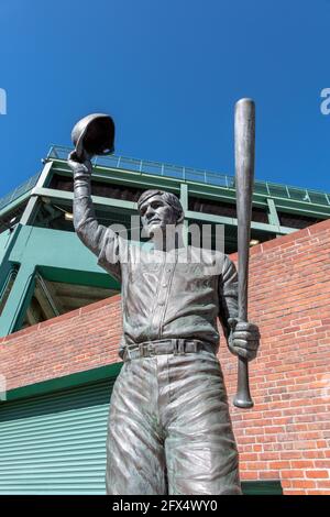 Statue du joueur de Red Sox Carl Yastrzemski par le sculpteur Toby Mendez à l'extérieur de Fenway Park, Boston ma Banque D'Images