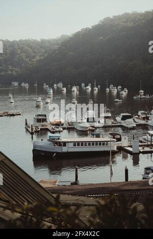 Une scène idyllique de bateaux assis sur l'eau calme à Berowra Waters, Nouvelle-Galles du Sud. Banque D'Images