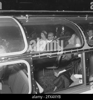 Farah Diba et femme dans le bateau, 1 mai 1962, RÉALITÉ, bateaux, Pays-Bas, Agence de presse du XXe siècle photo, nouvelles à retenir, documentaire, photographie historique 1945-1990, histoires visuelles, L'histoire humaine du XXe siècle, immortaliser des moments dans le temps Banque D'Images