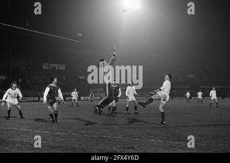 FC Amsterdam contre le FC Koln 2-3 ( UEFA Cup ); moments de match, 19 mars 1975, sports, football, Pays-Bas, Agence de presse du XXe siècle photo, nouvelles à retenir, documentaire, photographie historique 1945-1990, histoires visuelles, L'histoire humaine du XXe siècle, immortaliser des moments dans le temps Banque D'Images