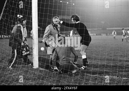 FC Amsterdam contre le FC Koln 2-3 ( UEFA Cup ); moments de match, 19 mars 1975, sports, football, Pays-Bas, Agence de presse du XXe siècle photo, nouvelles à retenir, documentaire, photographie historique 1945-1990, histoires visuelles, L'histoire humaine du XXe siècle, immortaliser des moments dans le temps Banque D'Images
