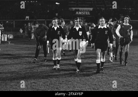 FC Amsterdam contre FC Koln 2-3 ( UEFA Cup ); centre arbitre Thomas, 19 mars 1975, arbitres, sports, Football, pays-Bas, Agence de presse du XXe siècle photo, nouvelles à retenir, documentaire, photographie historique 1945-1990, histoires visuelles, L'histoire humaine du XXe siècle, immortaliser des moments dans le temps Banque D'Images