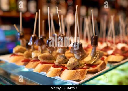 Barcelone. Catalogne. Espagne. Tapas savoureuses dans un bar (hors-d'œuvre, en-cas) Banque D'Images