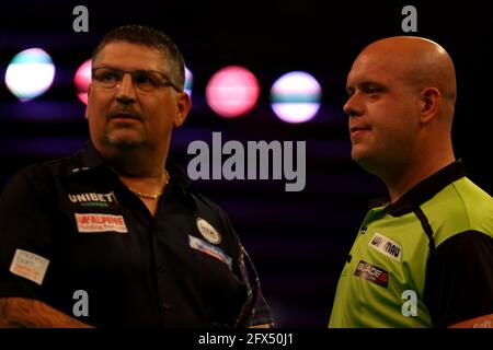 25 mai 2021 ; Marshall Arena, Milton Keynes, Buckinghamshire, Angleterre ; Professional Darts Corporation, Unibet Premier League Night 14 Milton Keynes; Michael van Gerwen et Gary Anderson Banque D'Images