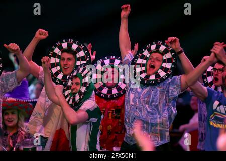 25 mai 2021 ; Marshall Arena, Milton Keynes, Buckinghamshire, Angleterre ; Professional Darts Corporation, Unibet Premier League Night 14 Milton Keynes ; les fans célèbrent un 180 Banque D'Images