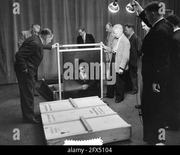 Tableaux d'arrivée Rembrandt de Russie, 9 mai 1956, ARRIVÉE, PHOTOS, pays-Bas, agence de presse du xxe siècle photo, nouvelles à retenir, documentaire, photographie historique 1945-1990, histoires visuelles, L'histoire humaine du XXe siècle, immortaliser des moments dans le temps Banque D'Images