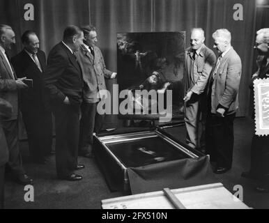 Arrivée des peintures de Rembrandt de Russie, 9 mai 1956, ARRIVÉE, PEINTURES, pays-Bas, agence de presse du xxe siècle photo, nouvelles à retenir, documentaire, photographie historique 1945-1990, histoires visuelles, L'histoire humaine du XXe siècle, immortaliser des moments dans le temps Banque D'Images