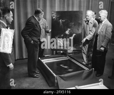 Arrivée des peintures de Rembrandt de Russie, 9 mai 1956, ARRIVÉE, PHOTOS, pays-Bas, agence de presse du xxe siècle photo, nouvelles à retenir, documentaire, photographie historique 1945-1990, histoires visuelles, L'histoire humaine du XXe siècle, immortaliser des moments dans le temps Banque D'Images